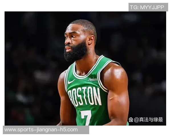 杰伦布朗上半场表现出色10投6中砍下17分正负值高达22助力球队领先 杰伦布朗上半场表现出色10投6中砍下17分正负值高达22助力球队领先